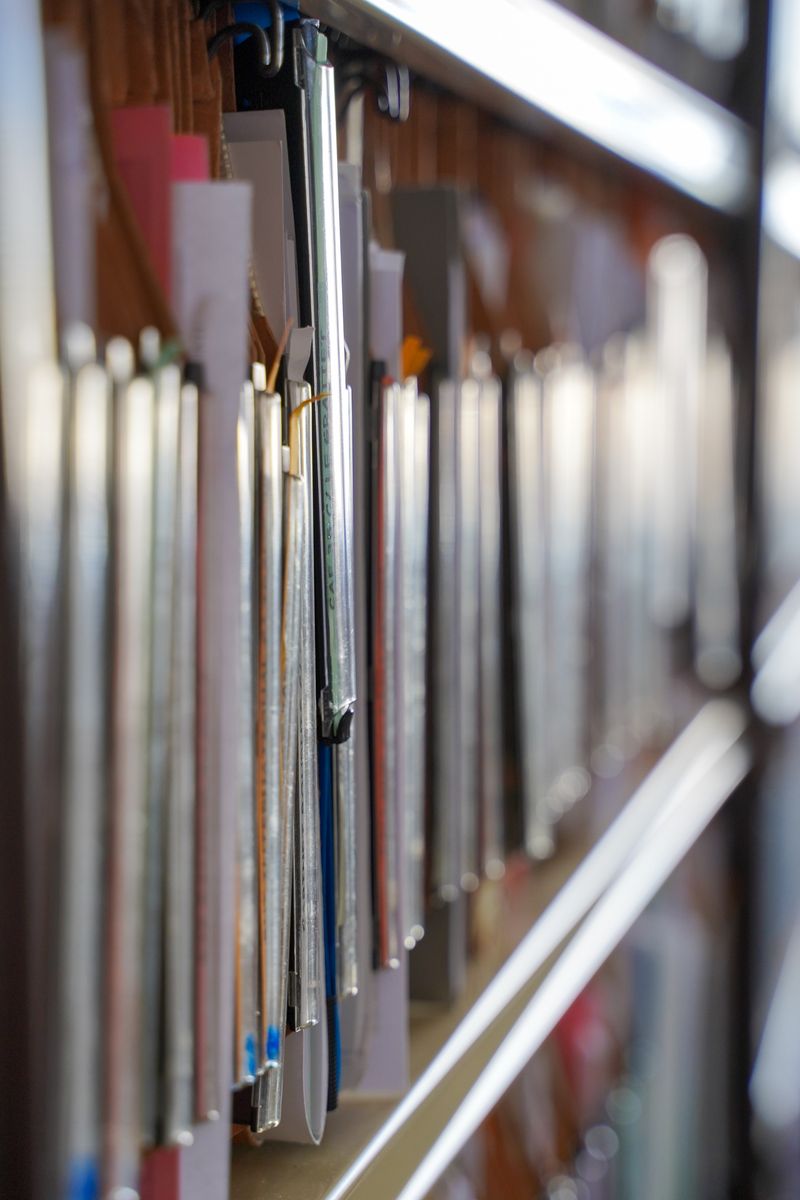 Dossiers rangés sur les étagères des archives du cabinet