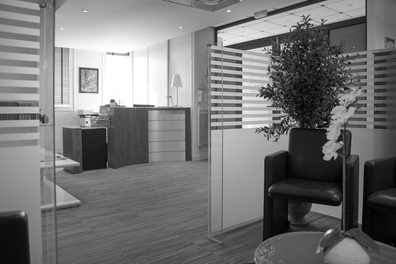 Entrée et accueil du cabinet, en noir et blanc