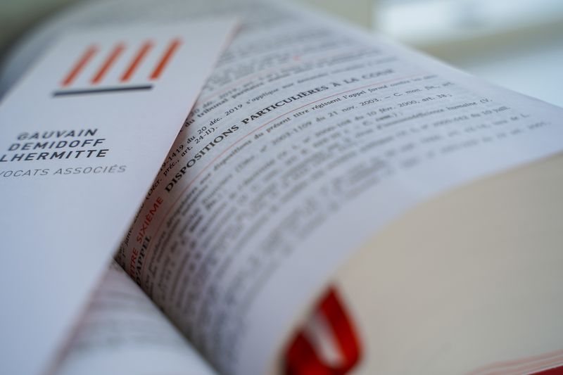 Livre ouvert et marque-page du cabinet Gauvain Demidoff Lhermitte