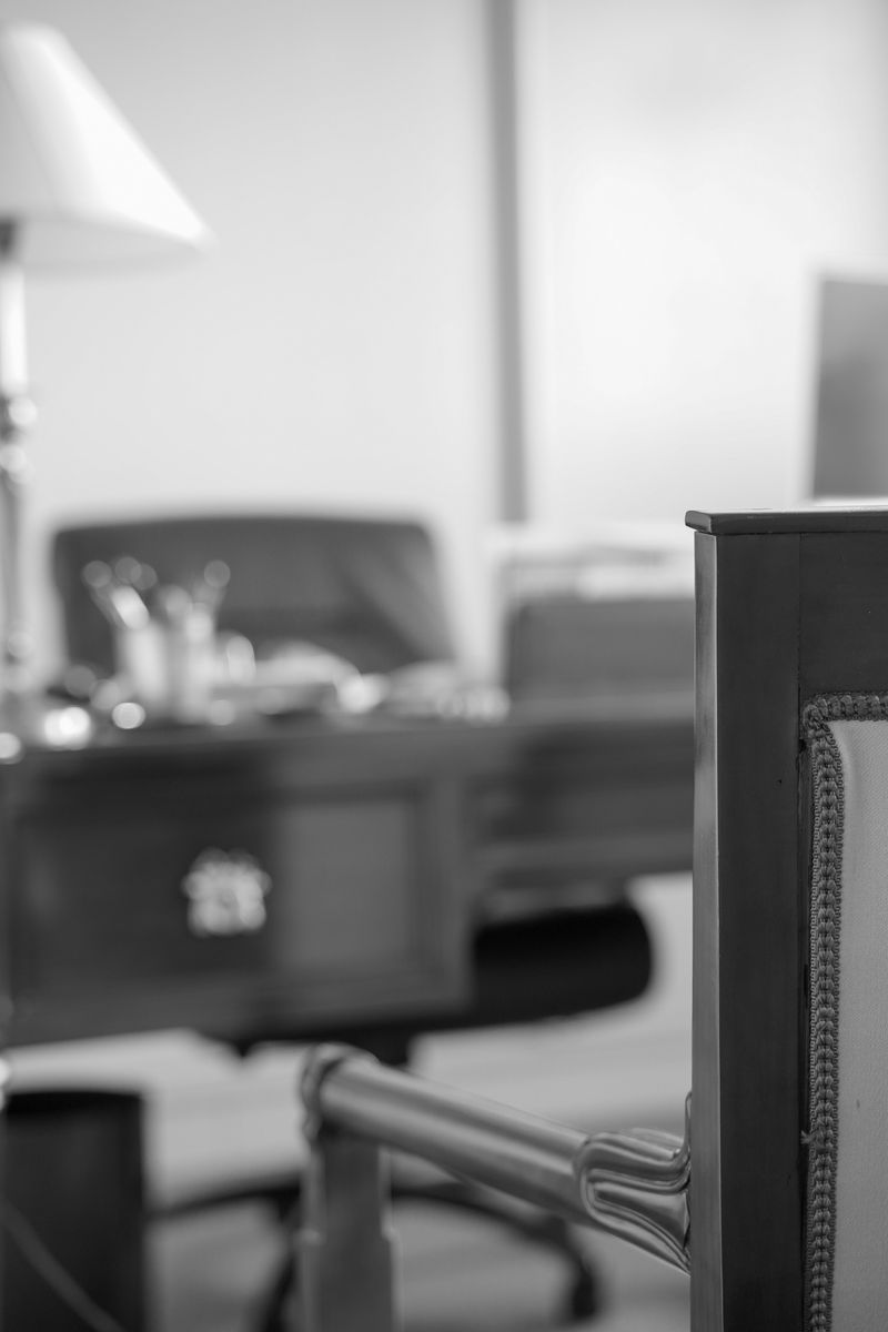 Bureau ancien en bois et fauteuil de cuir du cabinet, en noir et blanc