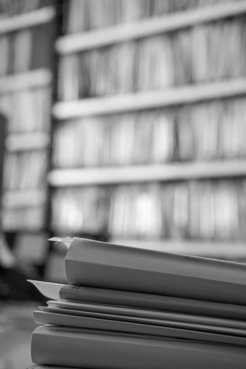 Classeurs alignés sur les étagères du cabinet, en noir et blanc